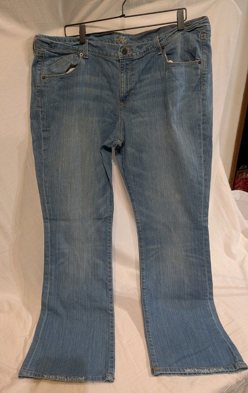 Old Navy Women's the Flirt Jeans Plus Size 20 Bootcut Blue Light Wash, 30.5"